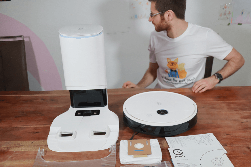 Der gesamte Lieferumfang der Yeedi Vac Station steht auf dem Tisch